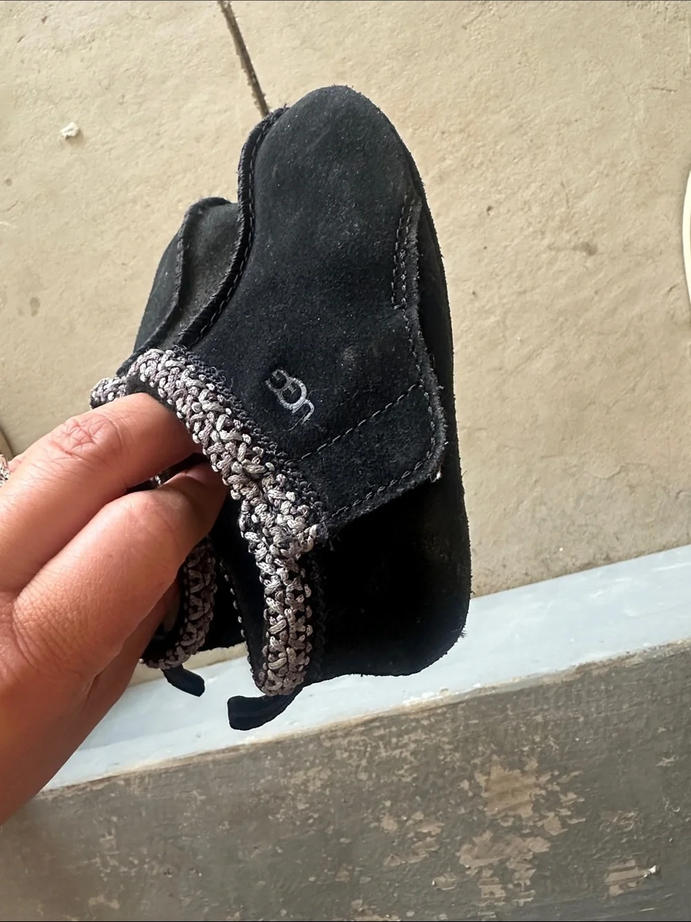 UGG baby toddler black Velcro slippers baby toddler size 4/5